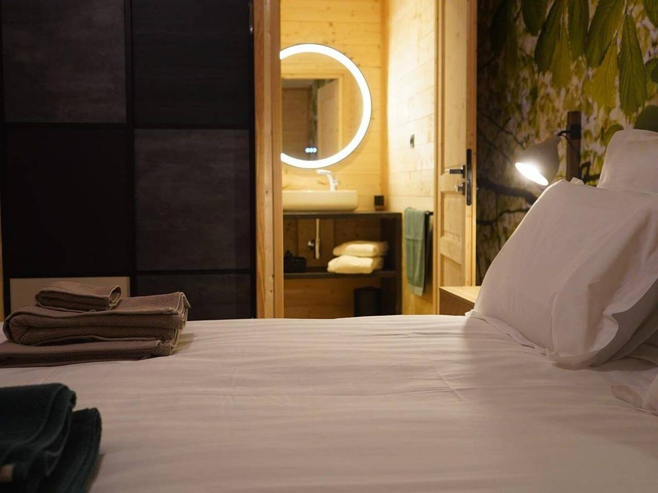 Golfside Lodge with Private Jacuzzi, Indoor Pool, and Spa Access in Le Chambon-sur-Lignon, Mézenc