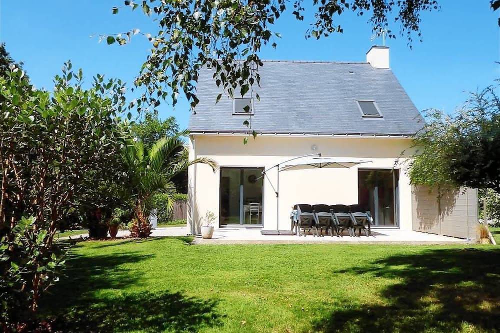 Five minutes from the beach, house with garden, ideal for a family holiday. in Saint-Molf, Côte d'Amour