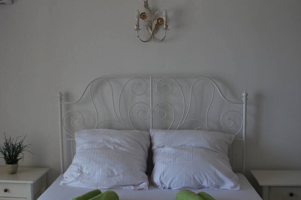 Ganze Wohnung, Villa Danica - Apartment (Studio) 2 persons - direct at sea - 4 star in Betina, Murter