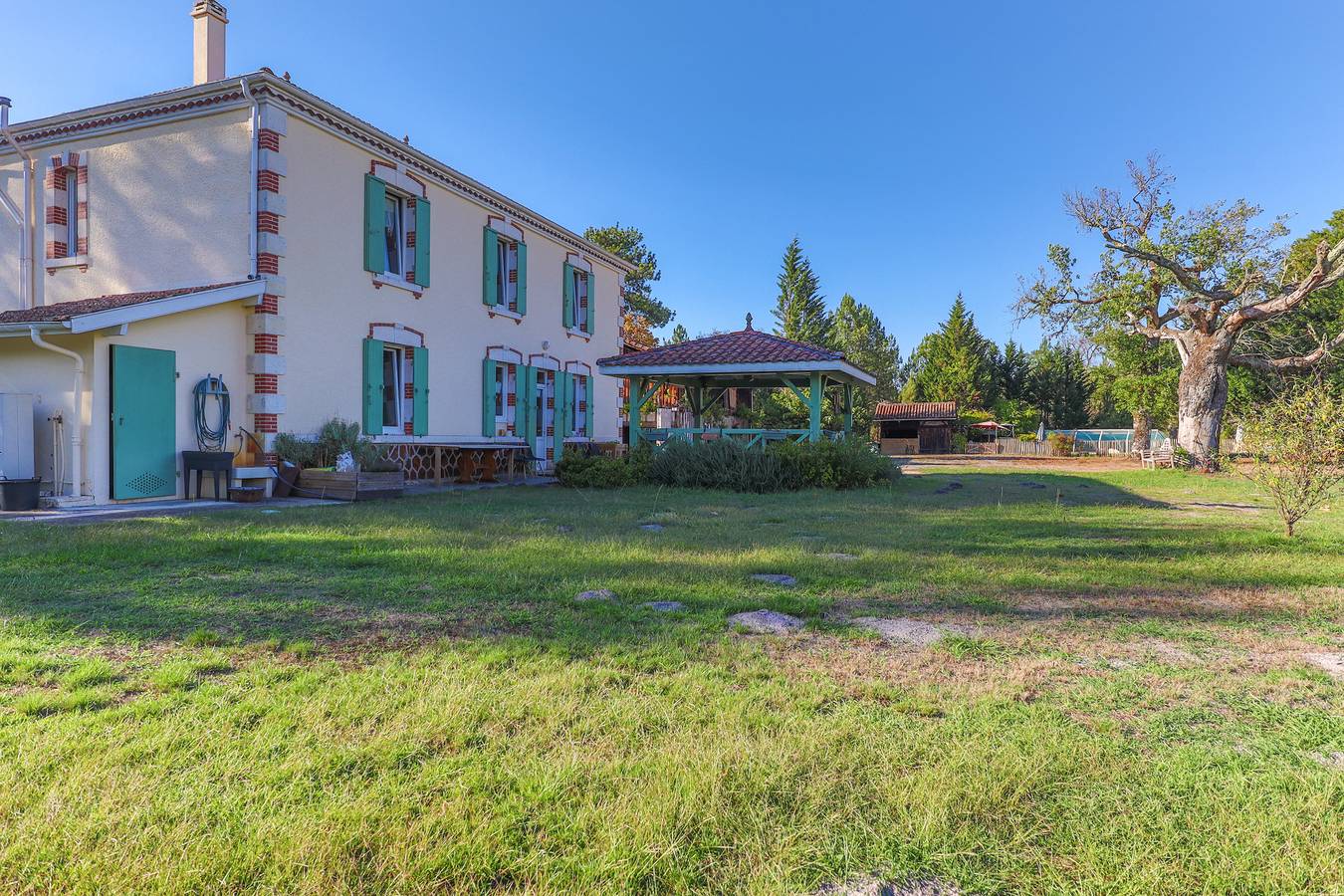 Les Maisons Des Houssats avec piscine partagée et terrasse privée. in Trensacq, Landes