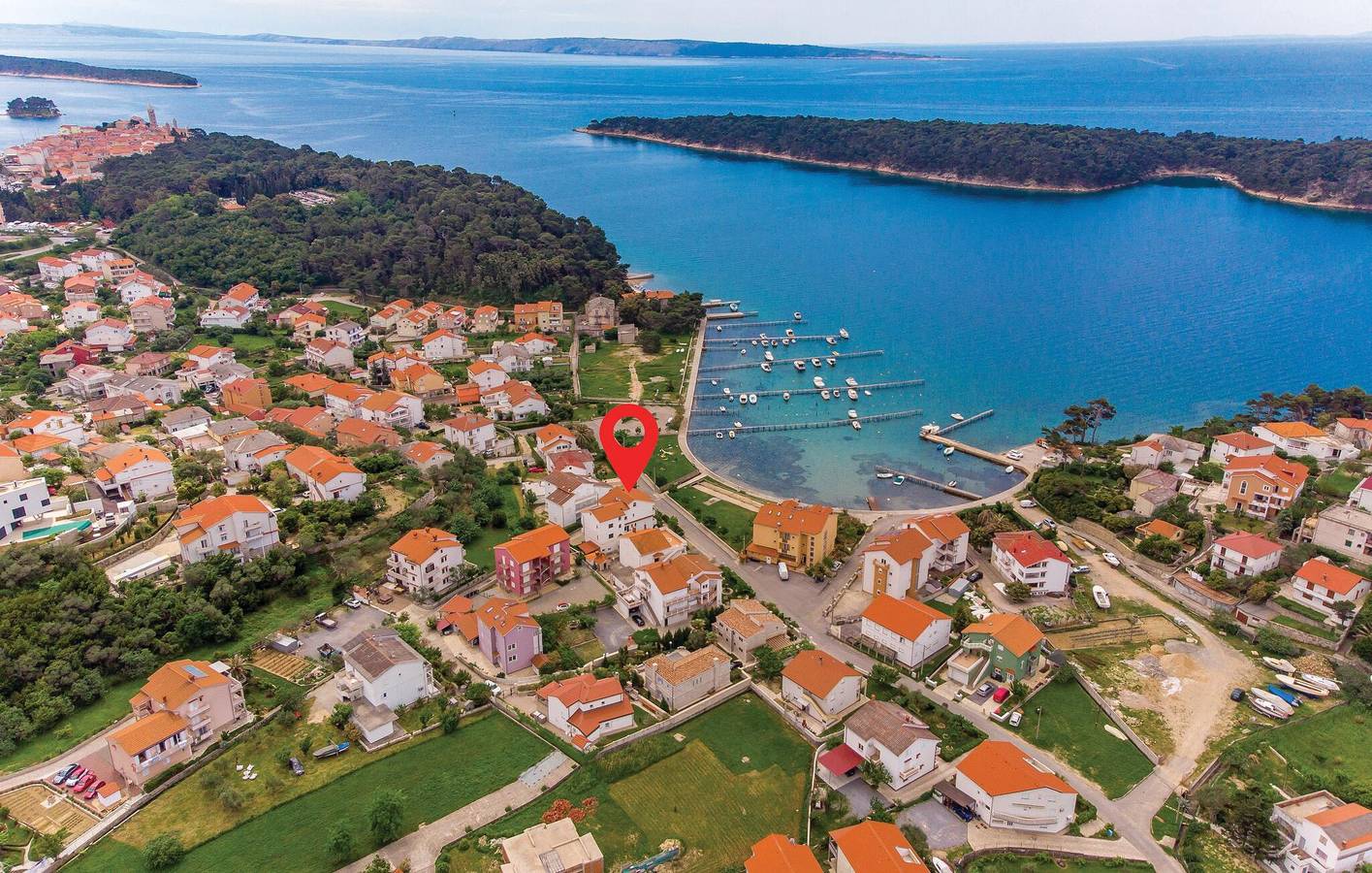 Ganze Ferienwohnung, Charmantes Apartment mit Terrasse und Parkplatz, 1,5 km vom FKK-Strand Kandarola entfernt in Palit, Rab