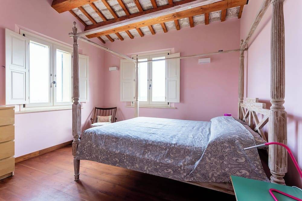 Elegant typical farmhouse with pool large wooded courtyard 10 minutes from Jesi in Jesi, Ancona Provinz