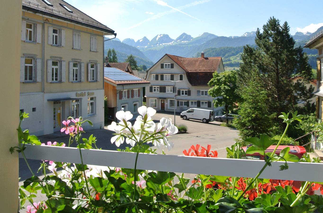 Gasthaus Gemsli - Doppelzimmer mit Zustellbett in Neu St. Johann, Nesslau