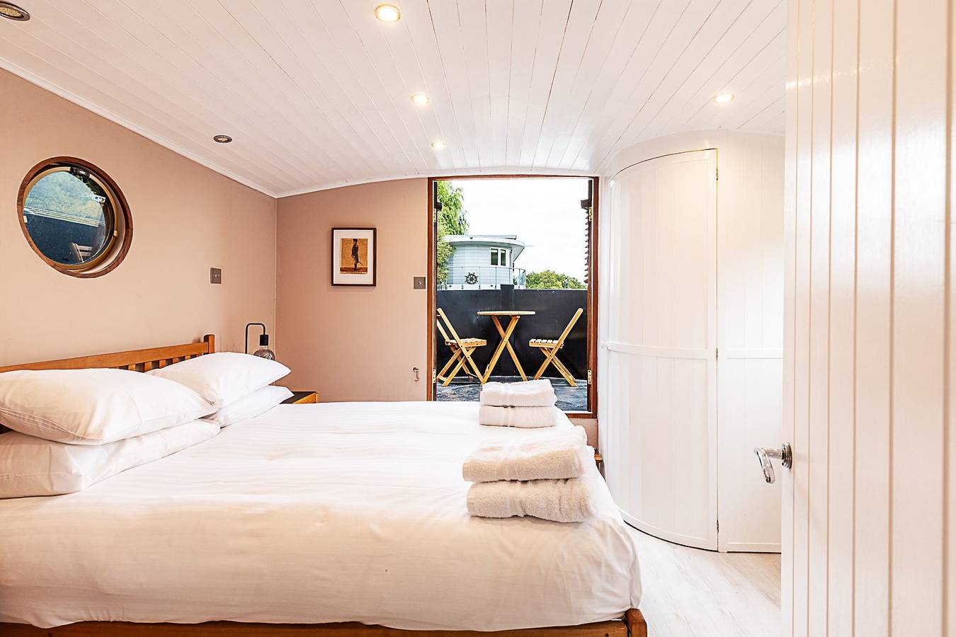 Bright & Modern Kew Bridge Houseboat in Hounslow (borough), Londen
