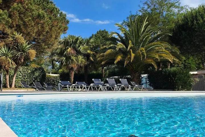Camping pour 4 personnes, avec sauna ainsi que piscine et terrasse