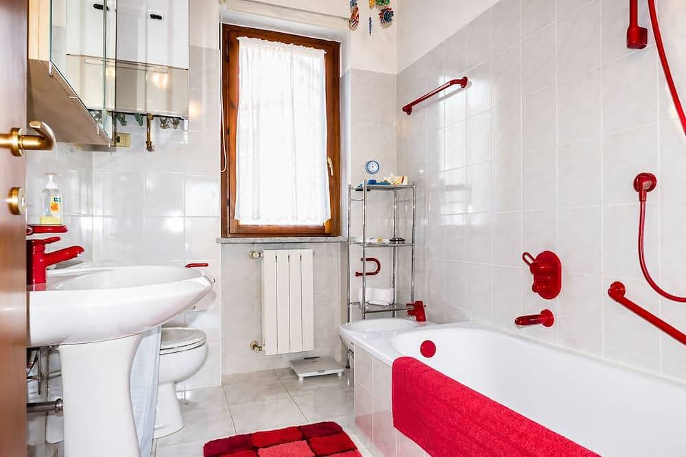 Ganze Wohnung, 2-Zimmer-Wohnung mit Balkon und wunderschöner Seesicht in Pino sulla Sponda del Lago Maggiore, Maccagno con Pino e Veddasca