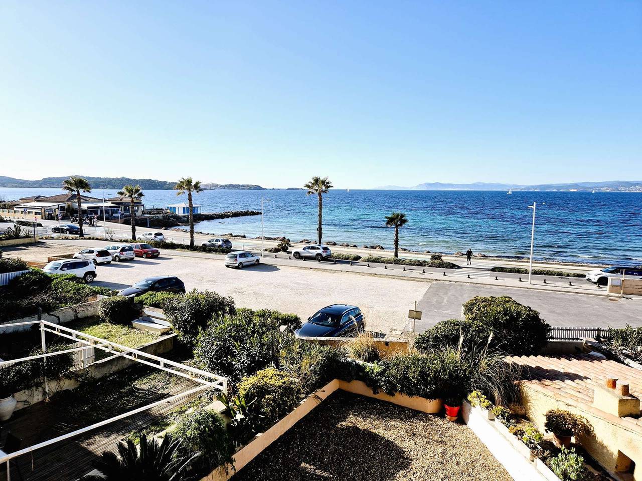 Estudio entero, Vista completa al mar, a 10 m de la playa de arena, en Brusc, Terraza... in Le Brusc, Six-Fours-les-Plages
