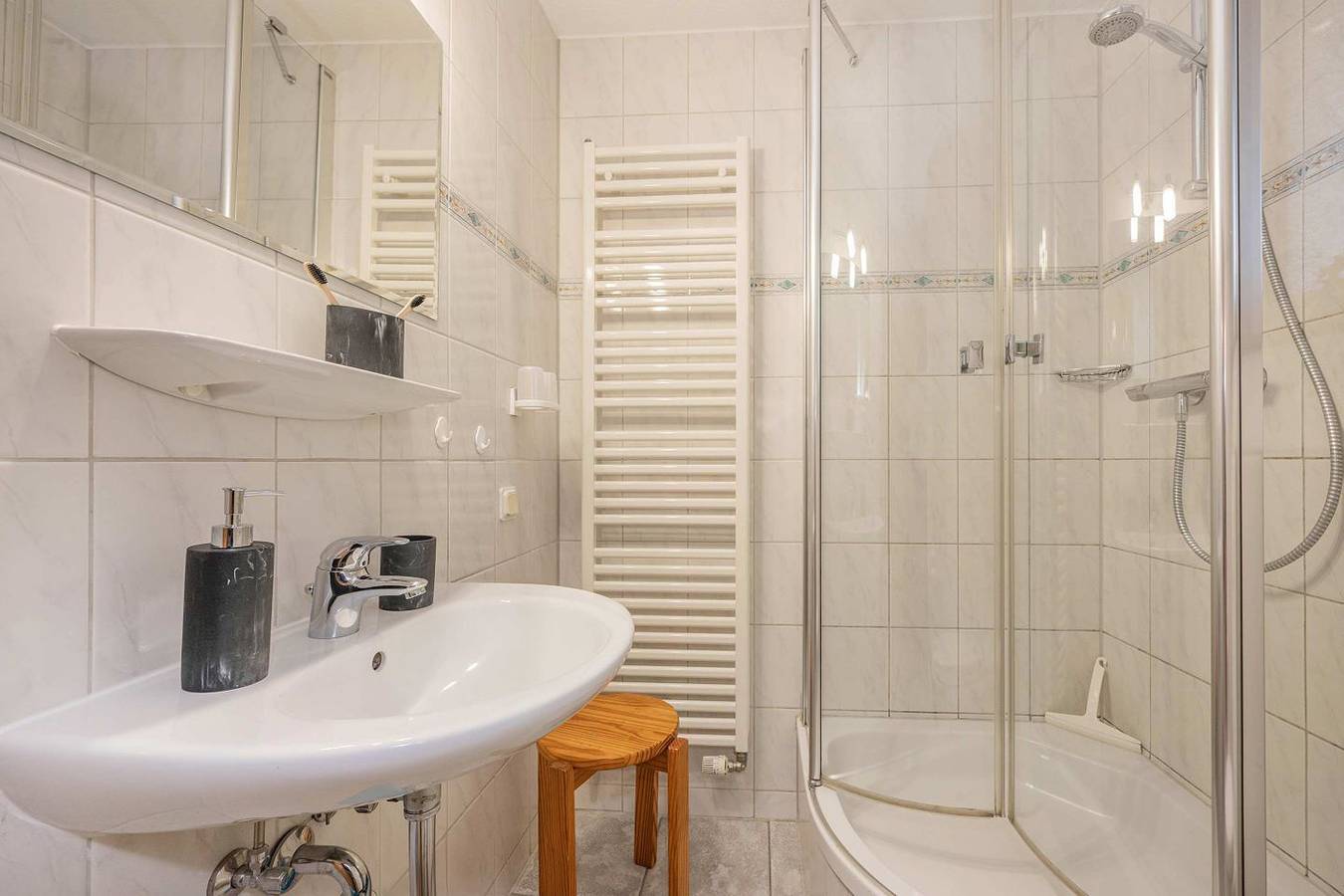 Ganze Wohnung, Gemütliche Ferienwohnung mit Terrasse, nur 600 m vom Ostseestrand entfernt in Drei Kaiserbäder, Heringsdorf