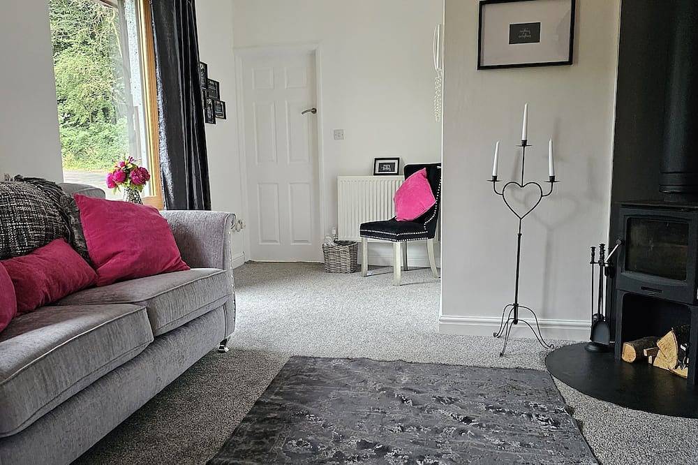 Woodland romantic hideaway - but only 15 mins to city centre!\n in Nuthall, Nottinghamshire