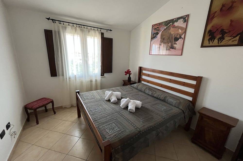 Entire apartment, Casa Mimì - Three Bedroom Apartment, Sleeps 5 in Cabras, Stagno di Càbras