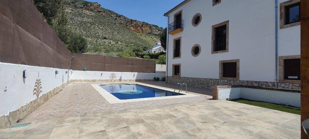 Casa rural para 8 personas, con piscina y jardín además de vistas y balcón en Iznájar