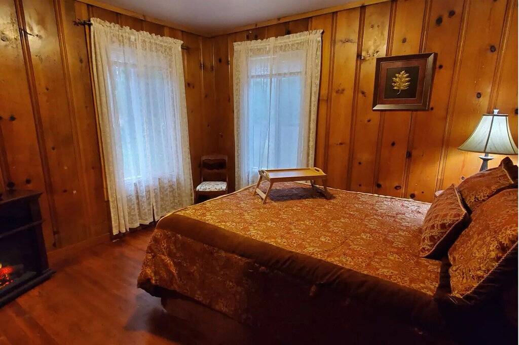 Cottage #2 with a Lake and Creek, 15 mi to Lassen Np in Shasta County