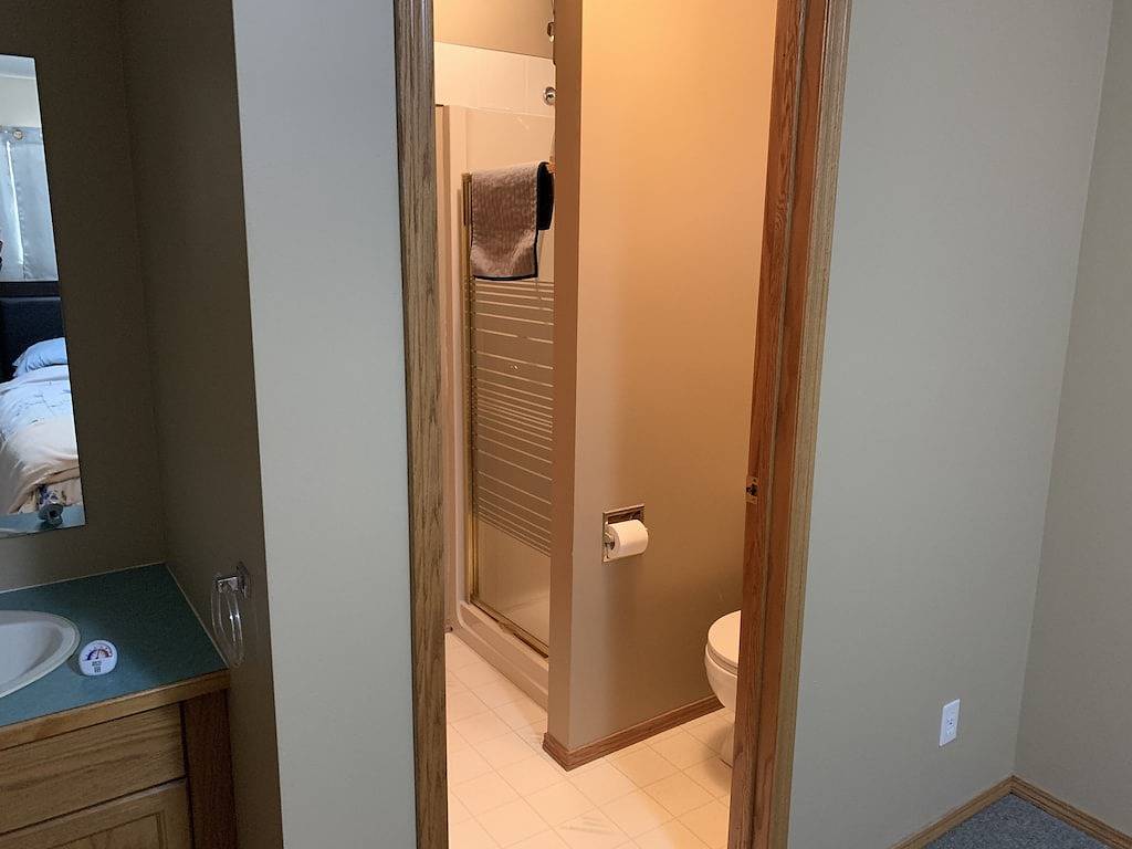 Large house - 1600 sq ft, Large Acreage - 3 minutes south of Red Deer Alberta in Red Deer