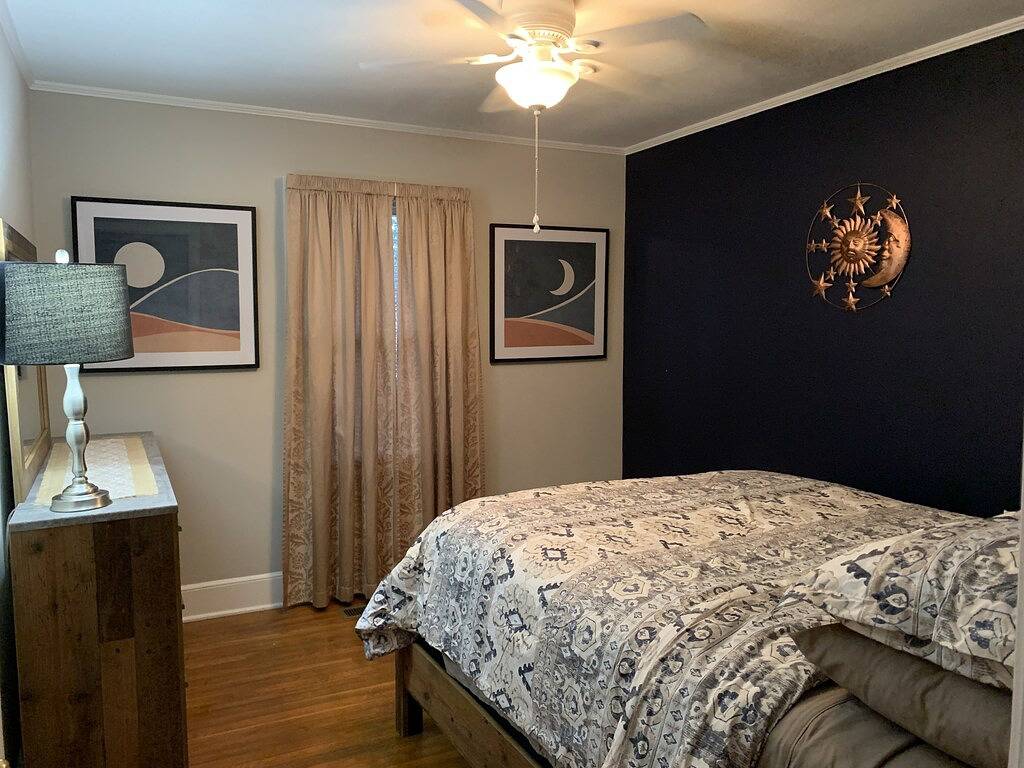 Charming house with a large fenced lot in a central location in Beaufort, Parris Island