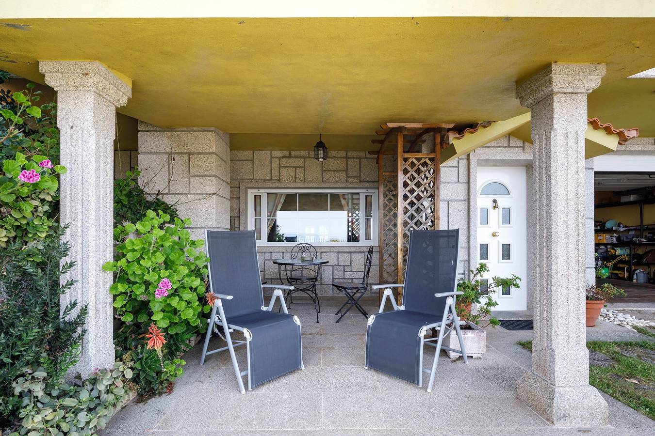 Apartamento entero, "Apartamento con jardin en un chalé" con vistas a la montaña, Wi-Fi, jardín y terraza in Bueu, Rias Baixas