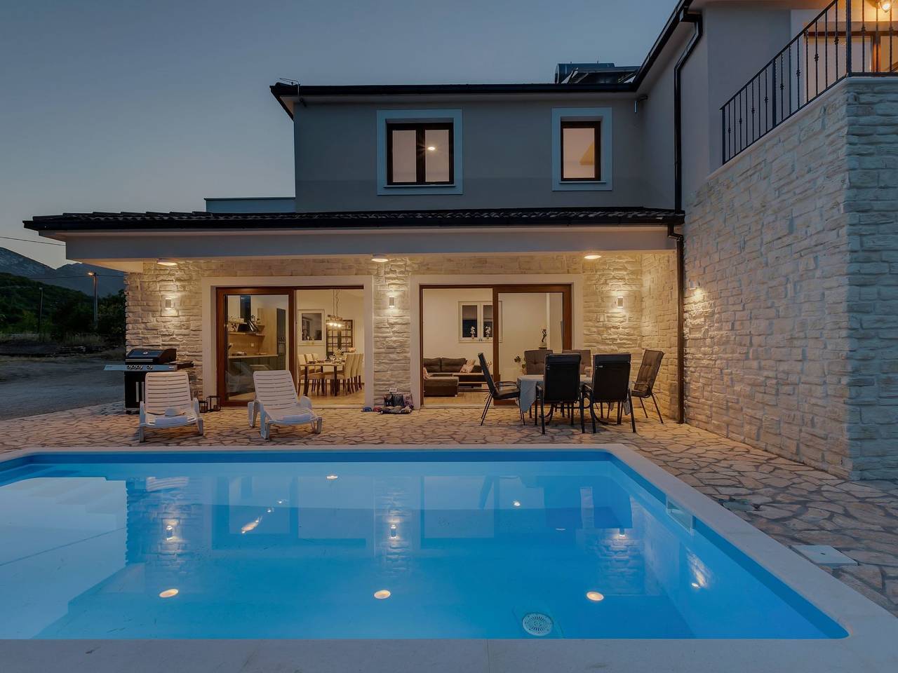 Alleinstehende Villa Slime mit Pool und Garten in Slime, Dalmatinisches Zagora