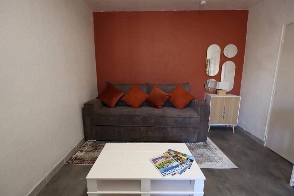 Entire apartment, Cozy studio in the heart of the village in Monteux, Vaucluse