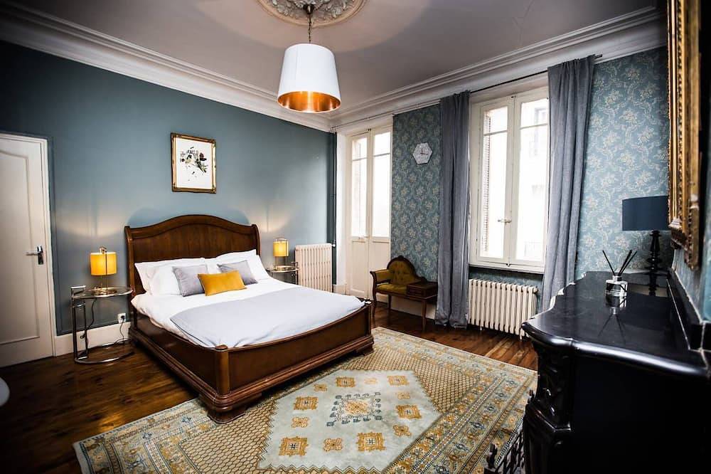 The beautifully restored 1850s French townhouse with views of the Cite and river in Carcassonne, Région de Carcassonne
