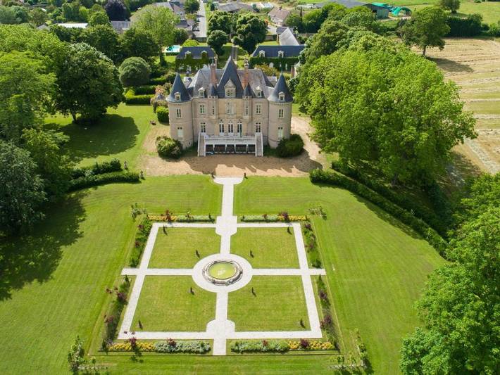 Location de vacances pour 15 personnes, avec jardin ainsi que piscine et terrasse à Vallon-sur-Gée - 2