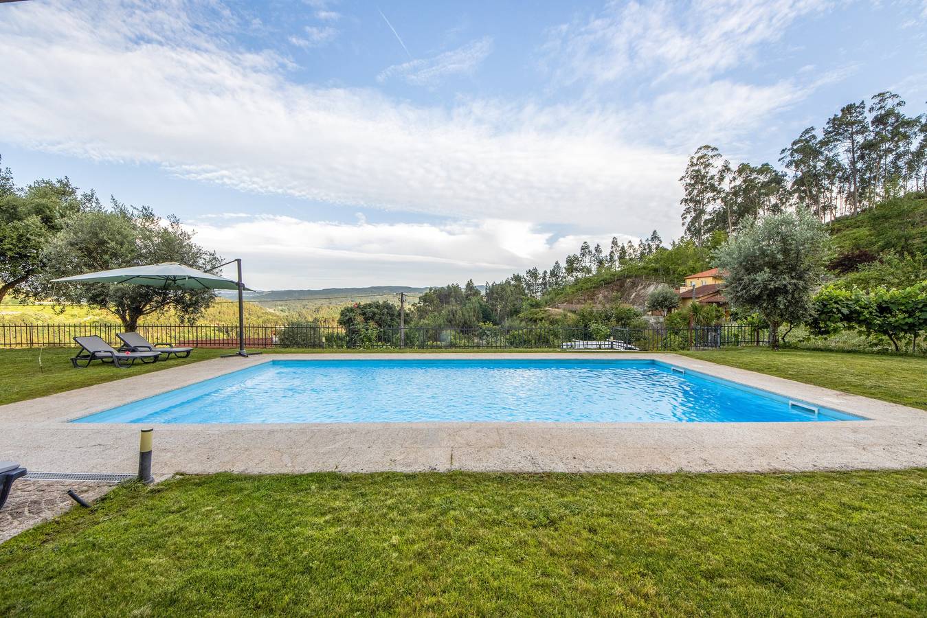 Casa De Pedra D'Alborinhas – Historic Stone House with Pool in Casal Velide in Arões, Aveiro District