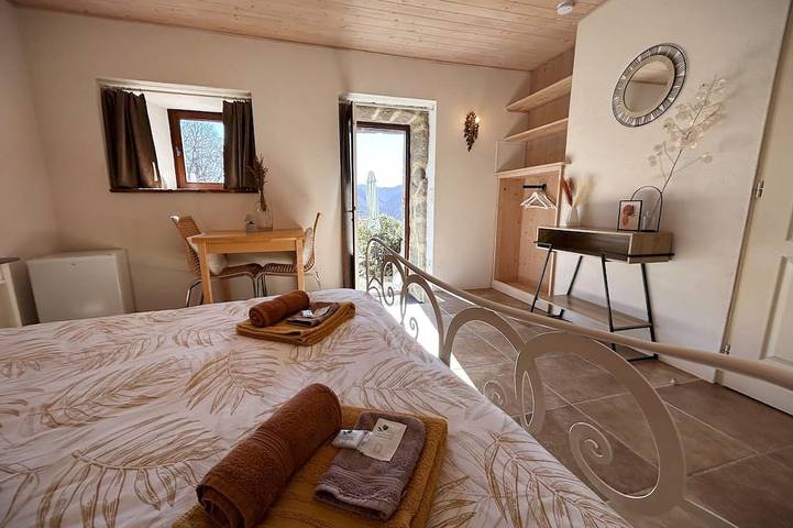 Location de vacances pour 2 personnes, avec jacuzzi ainsi que piscine et jardin à Sablières - 4