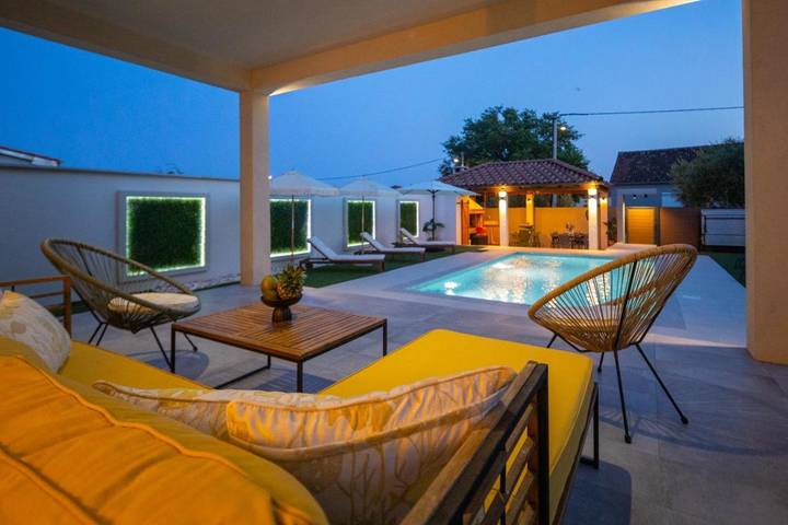 Villa pour 8 personnes, avec vue ainsi que piscine et jardin, animaux acceptés à Biograd na Moru