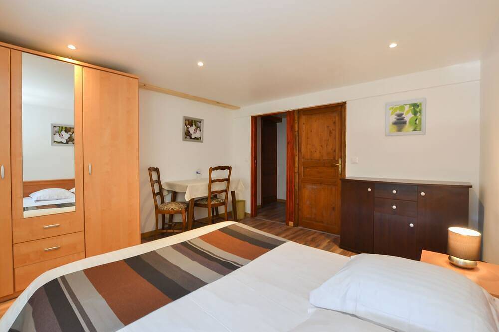 Gîte rurale, piscine couverte et spa, aire de jeux in Ostheim, Région de Ribeauvillé