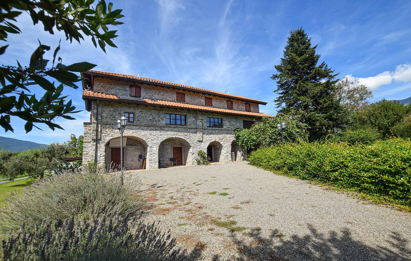 Ganze Ferienwohnung, Poolside Retreat: 120qm, Parkplatz, Internet, 2km nach Filattiera in Filattiera, Nationalpark Toskanisch-Emilianischer Apennin