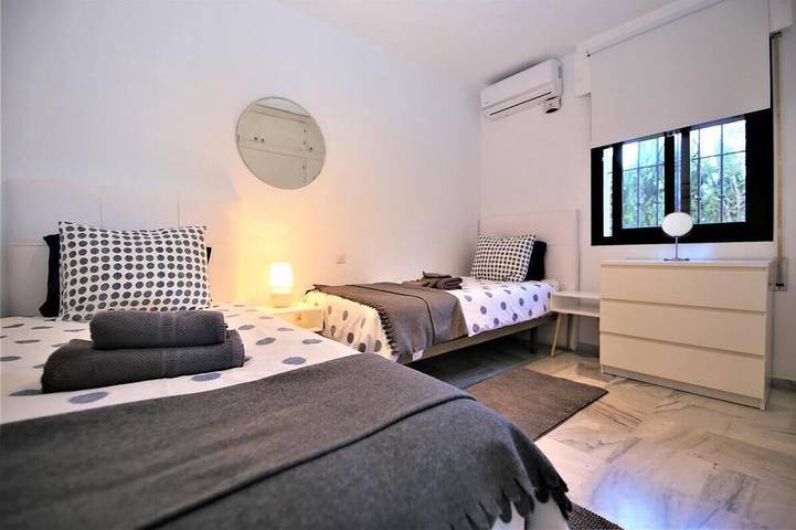 Appartement entier, Spacieux appartement de 3 chambres en face de la plage in Buenas Noches, Estepona