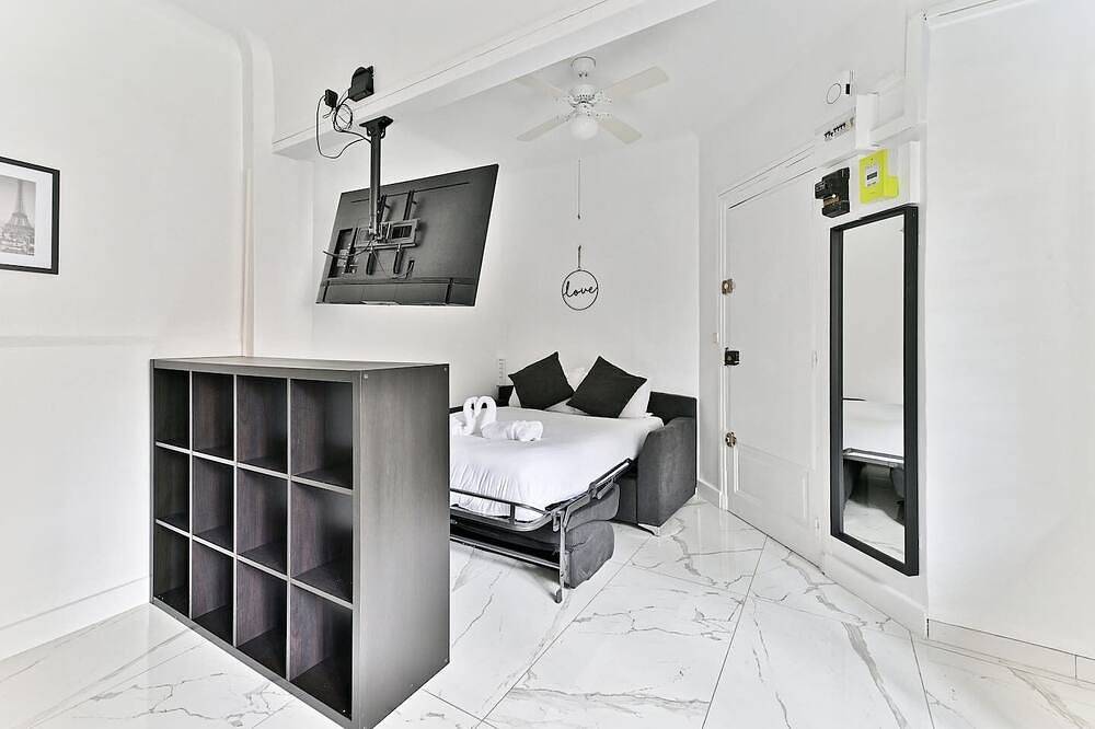 Entire apartment, Black and White Studio - Les Lilas in Les Lilas, Seine-Saint-Denis