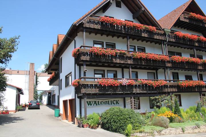 Hotel-Restaurant Waldblick-Bsr - Familienzimmer Classic, Modern mit Balkon, 1 Doppelbett+1 Einzelbett oder 3 Einzelbette in Donaueschingen, Mittlerer Schwarzwald
