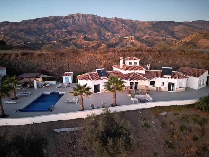 Chambre d’hôte pour 4 personnes, avec jacuzzi ainsi que piscine et jardin à Arenas - 2