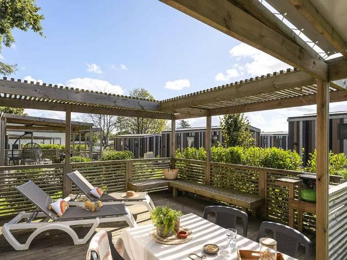 Camping Le Village Perrosien - Mobilhome 4 personnes - Cabane Premium 3 Pièces 4 Personnes Climatisée + Tv in Perros-Guirec, Côte de Granit Rose