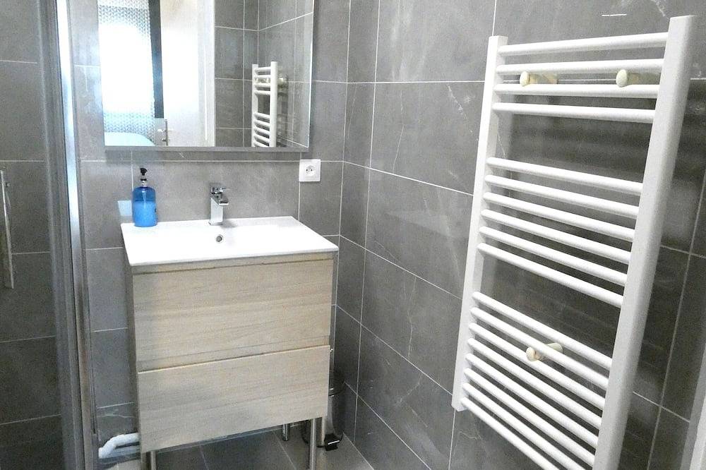 Entire apartment, Appartement F2, Proche du Métro in Montreuil, Seine-Saint-Denis