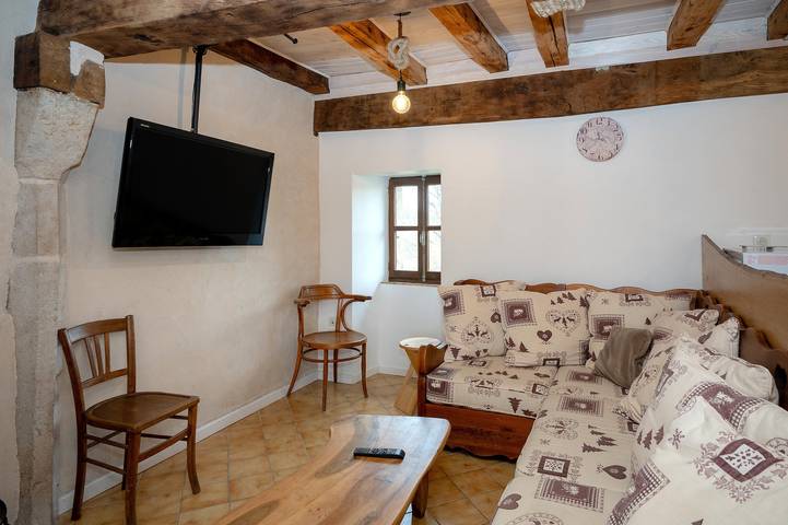 Apartamento entero, Apartamento 'Les Hirondelles' con vistas a la montaña, terraza y jardín privados in Saint-Genix-les-Villages, Chambéry region