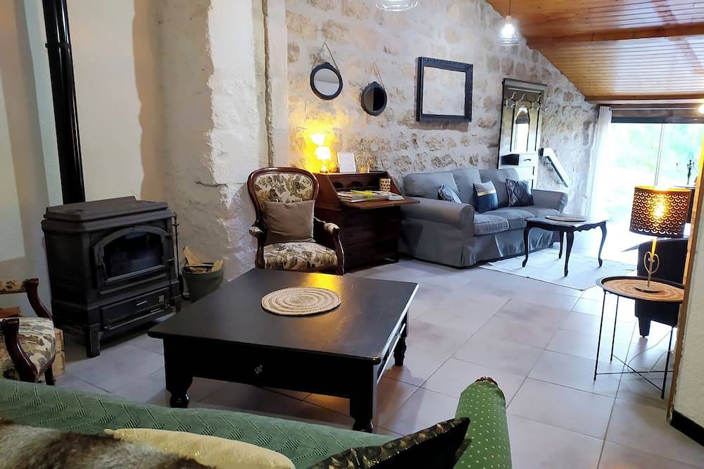 Gîte de groupe grande capacité loire 42 La Bâtisse aux Lanternes 30 couchages in Saint-Bonnet-le-Château, Montbrison