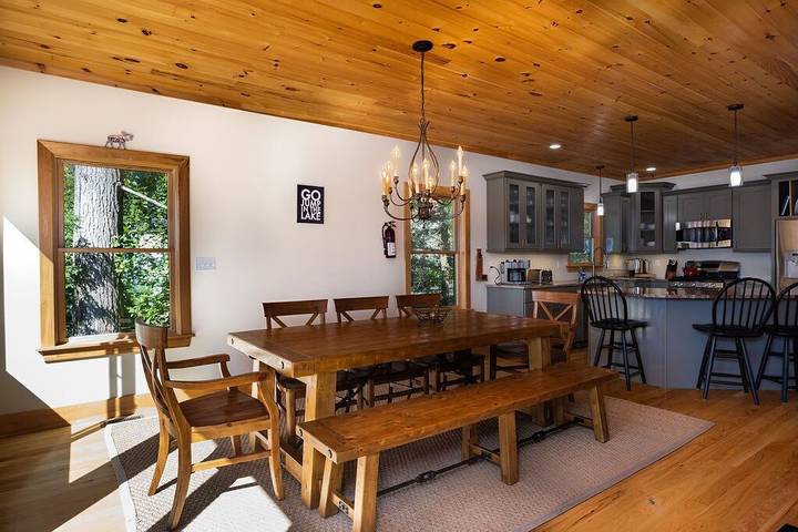 Vacation rental for 12 people, with yard and balcony in Sebago Lake