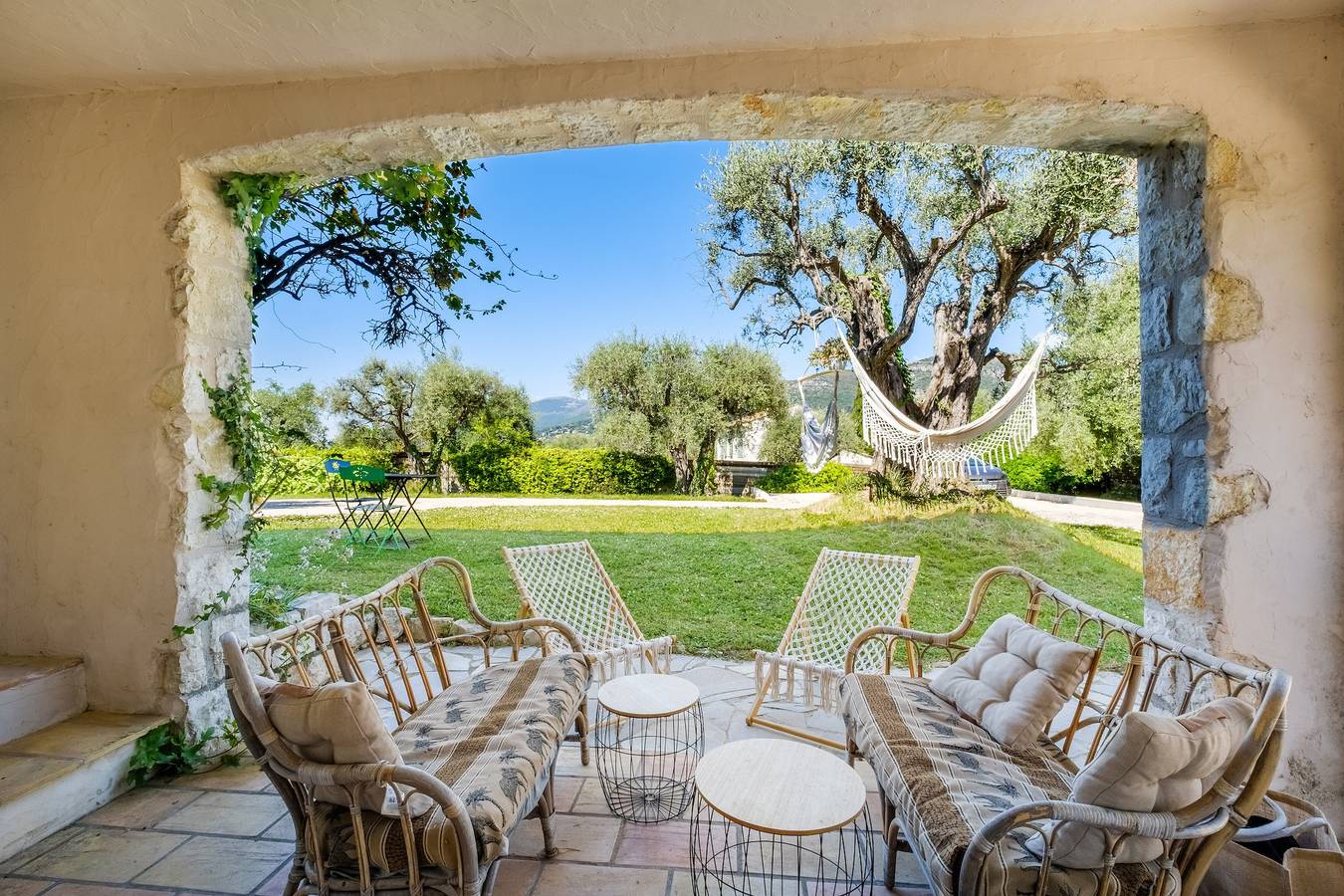Apartamento entero, Apartamento en el magnífico Mas des Serens con vistas a la montaña, Wi-Fi y aire acondicionado. in La Gaude, Costa mediterránea (Francia)