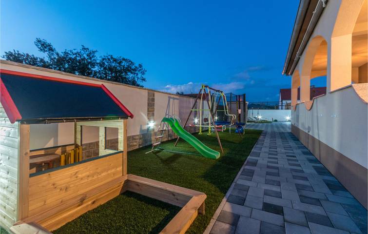 Ferienhaus für 10 Personen, mit Garten und Terrasse in Biograd na Moru - 3