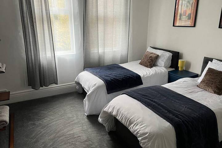 Elegant Victorian Home w/7 Bedrooms | Perfect for Work Crews & Family Gatherings in Darlaston, Walsall