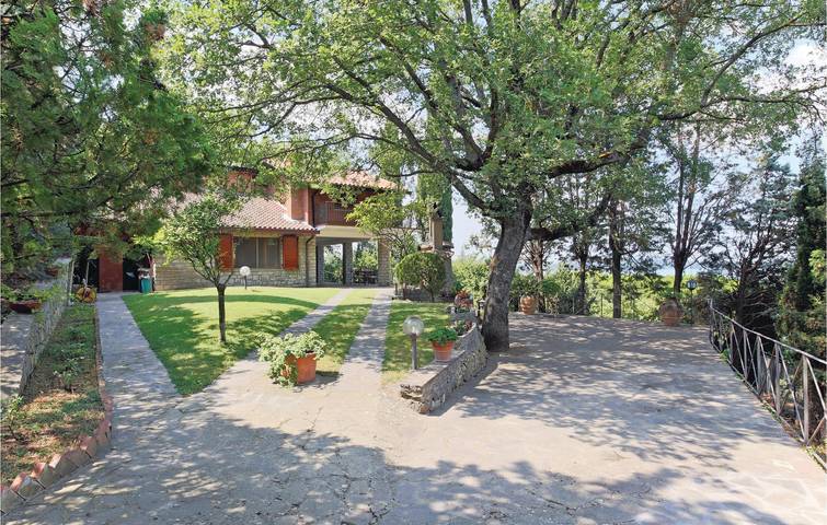 Magione Oasis: 160m² Apartment with Pool & Parking in Magione, Lake Trasimeno