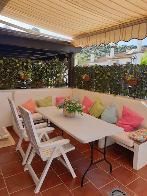 Three-Bedroom House in El Bosque, Pueblos Blancos