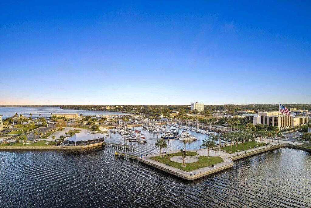 Downtown Floating Bungalow Historic Sanford Lake Monroe Marina in Seminole County