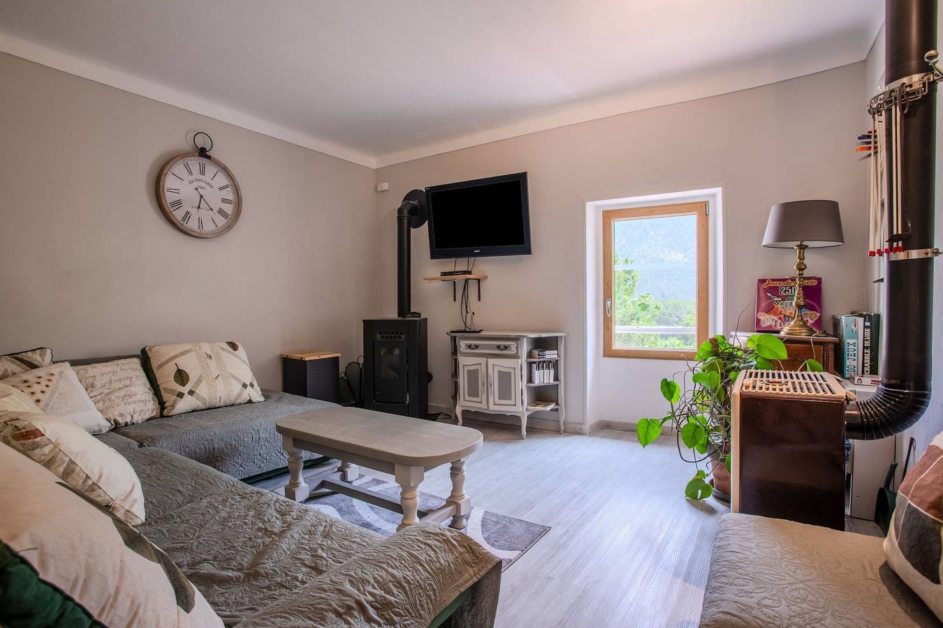 Appartement entier, Appartement 'Authentique Et Confortable' avec jardin partagé in Valderoure, Région de Cannes