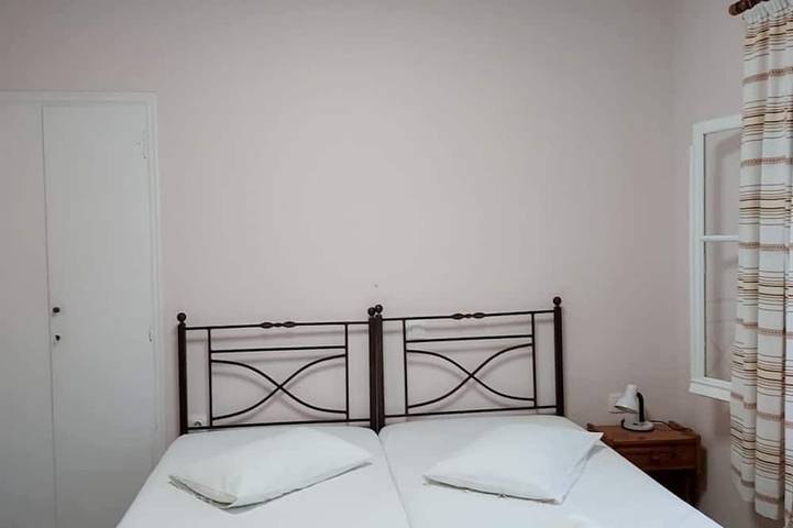 Gîte pour 2 personnes, avec jardin dans Kavos - 3