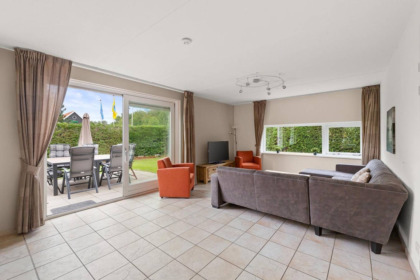 Geräumiger Bungalow für 10 Personen mit einem grünen Garten in Heinkenszand in Niederländische Nordsee