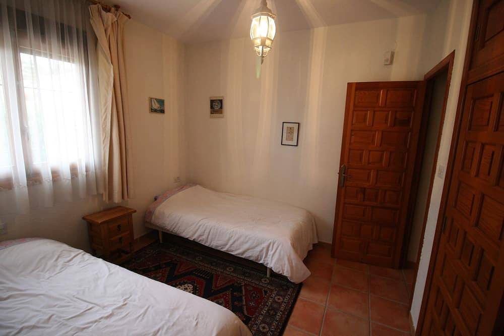 Romslig sommer hus med 3 soverom; 6 senger, privat basseng, wifi, sjø og fjell utsikt in El Captivador, Albir