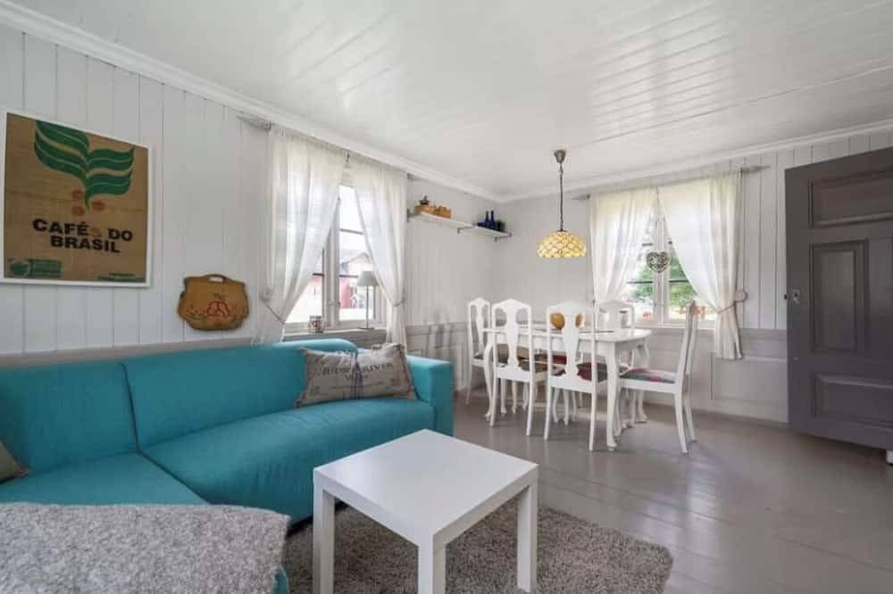 Veslestua - den lille landhandelen ved vannet /Historic Norwegian cabin in Aurskog-Høland