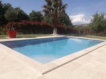 Gîte pour 4 personnes, avec vue ainsi que piscine et jardin à Besse-sur-Issole