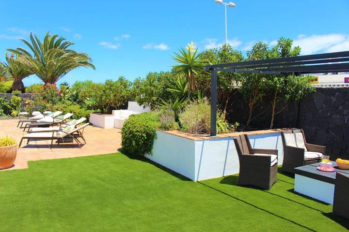 Villa for 6 people, with Terrace and Garden as well as Pool and View in Faro Park